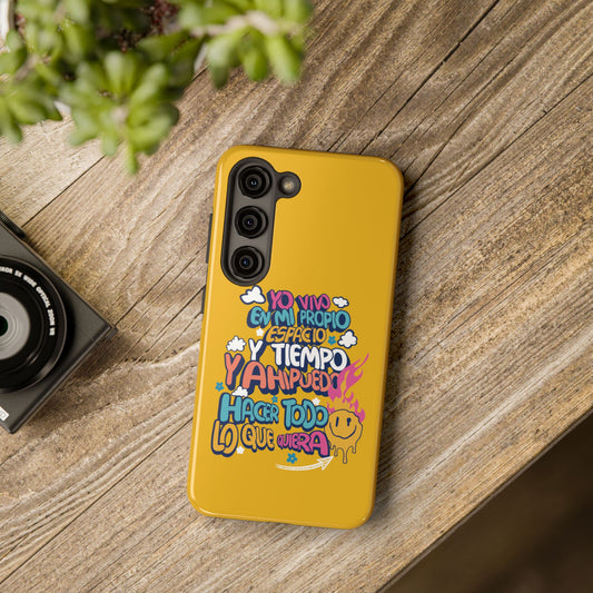 Funda para teléfono "Yo vivo en propio espacio y tiempo" - Amarillo