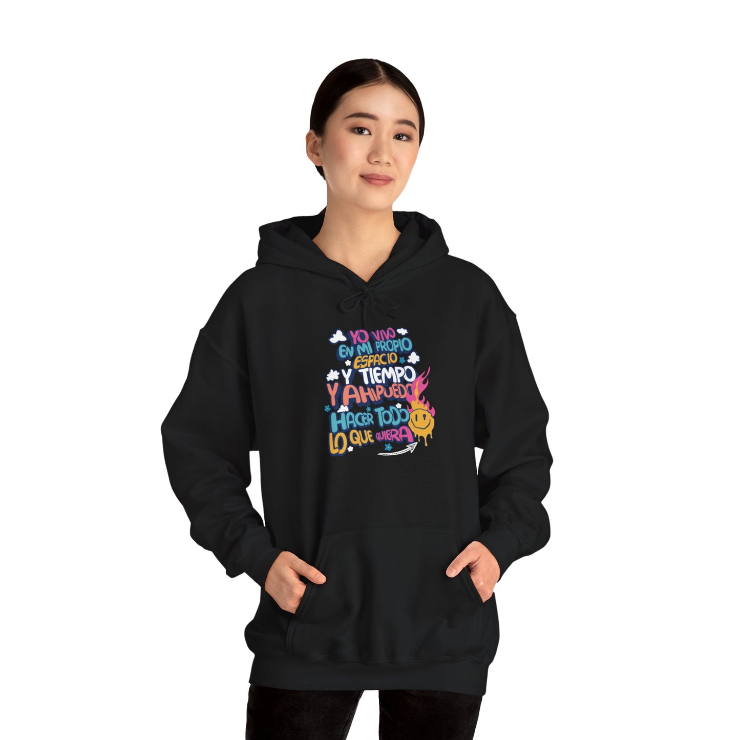 Sudadera con capucha unisex Heavy Blend™ "Yo vivo en mi propio espacio y tiempo" - Celes Manifestación