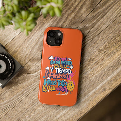Funda para teléfono "Yo vivo en propio espacio y tiempo" - Naranja