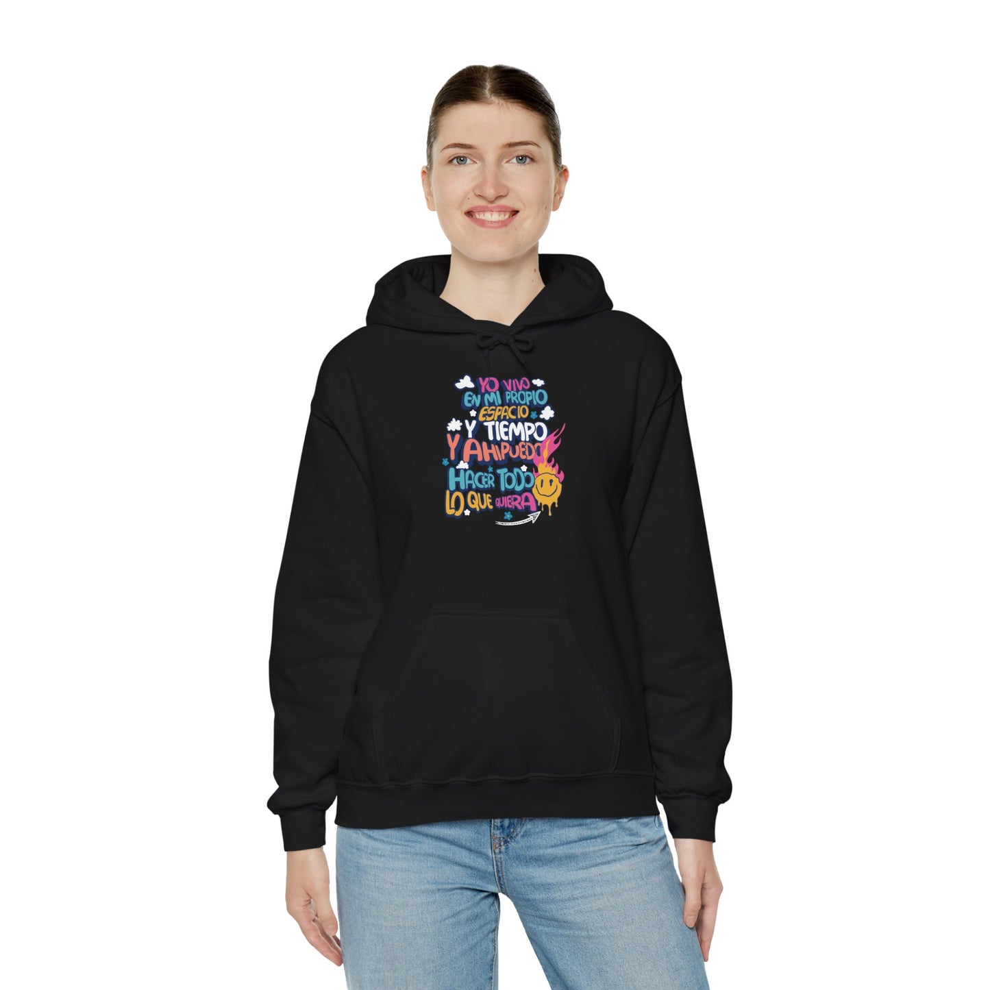 Sudadera con capucha unisex Heavy Blend™ "Yo vivo en mi propio espacio y tiempo" - Celes Manifestación