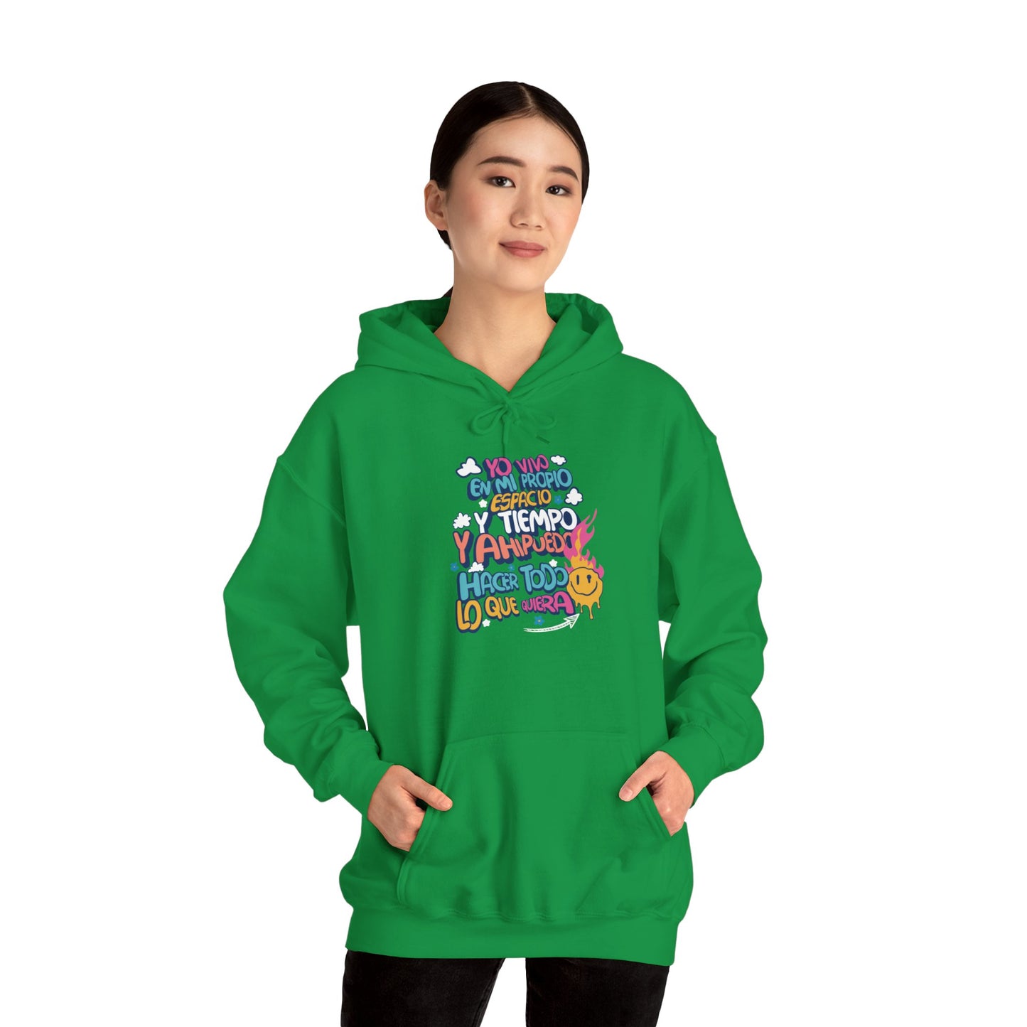 Sudadera con capucha unisex Heavy Blend™ "Yo vivo en mi propio espacio y tiempo" - Celes Manifestación