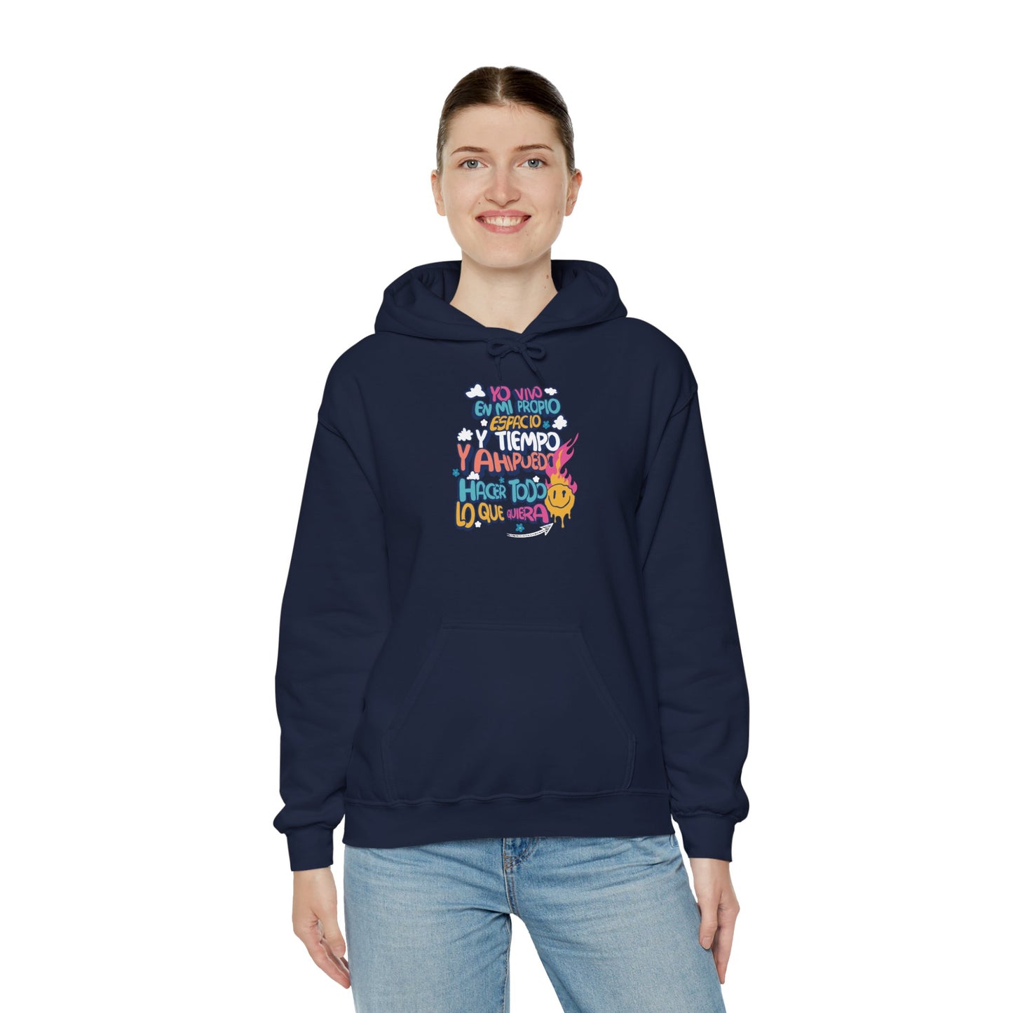 Sudadera con capucha unisex Heavy Blend™ "Yo vivo en mi propio espacio y tiempo" - Celes Manifestación