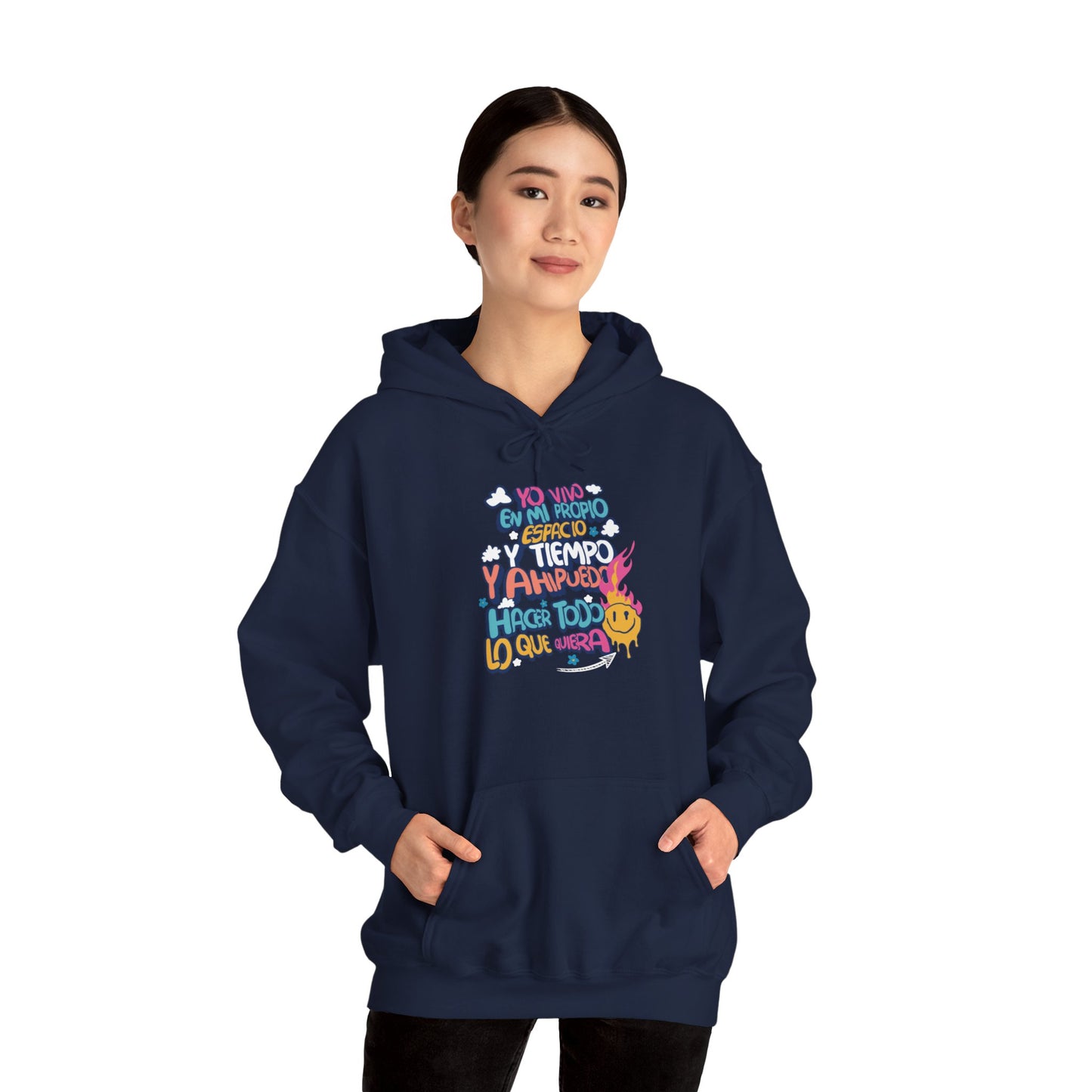 Sudadera con capucha unisex Heavy Blend™ "Yo vivo en mi propio espacio y tiempo" - Celes Manifestación